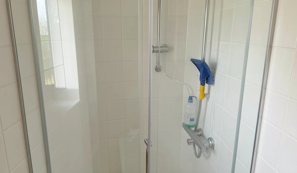 Faciliter l’entretien pour une porte de douche durable