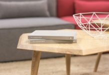 deux-livres-gris-sur-une-table-en-bois-marron