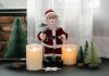 pere-noel-jouet-avec-bougies-et-petits-sapins-de-noel