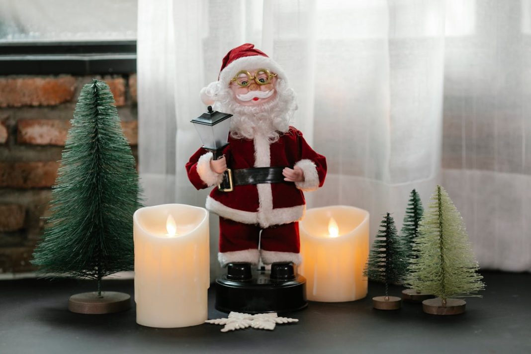 pere-noel-jouet-avec-bougies-et-petits-sapins-de-noel