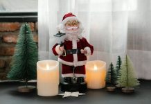 pere-noel-jouet-avec-bougies-et-petits-sapins-de-noel