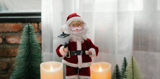 pere-noel-jouet-avec-bougies-et-petits-sapins-de-noel