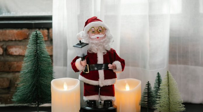 pere-noel-jouet-avec-bougies-et-petits-sapins-de-noel